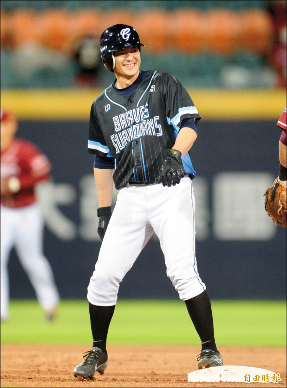 悍將詹智堯第999場出賽敲出二壘安打。（記者林正堃攝）