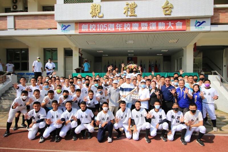 黃子鵬獲得南英傑出校友肯定。（陳献榮提供）