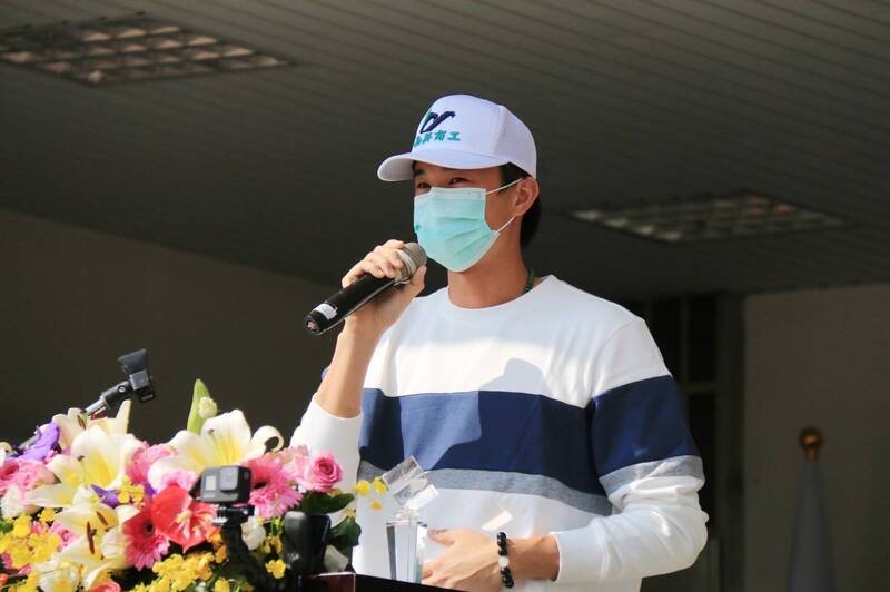 黃子鵬獲得南英傑出校友肯定。（陳献榮提供）