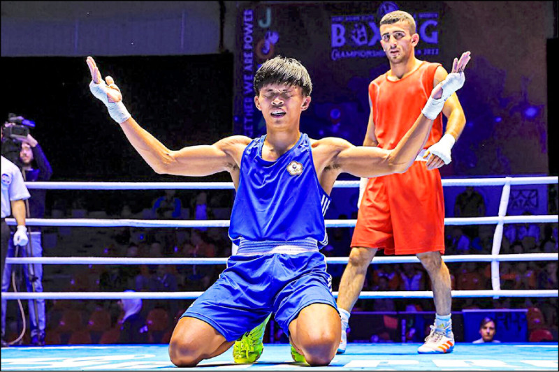 我國拳擊好手賴主恩雙膝跪地，迎接亞錦賽重大一勝。
（取自國際拳擊總會官網）