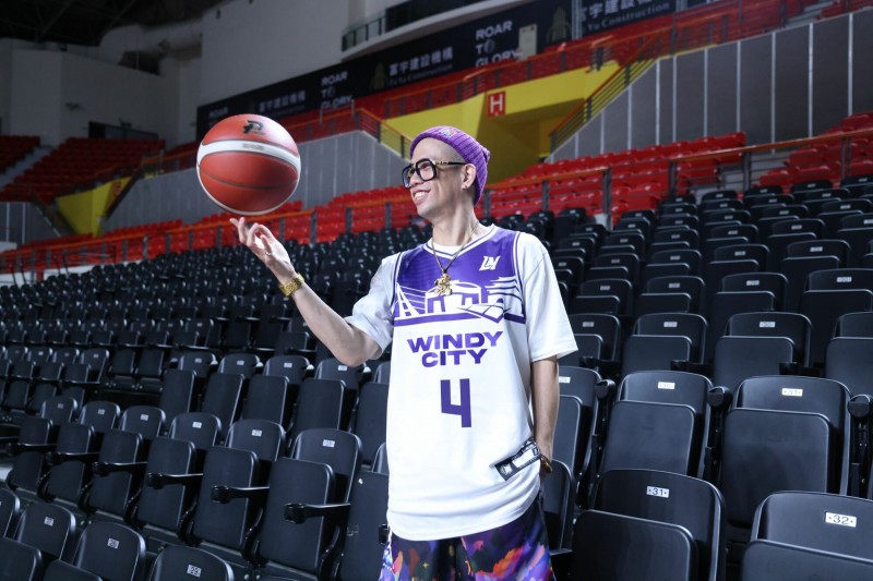 新竹土生土長饒舌歌手呂士軒為新竹街口攻城獅職業籃球隊創作主題曲《SOUL OUT》。（攻城獅提供）