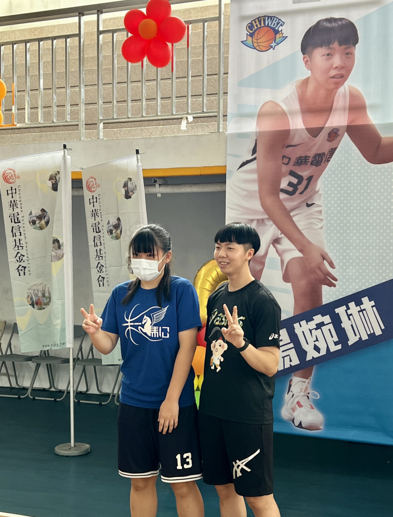 馬公高中傑出校友楊婉琳已成WSBL電信女籃成員,風光回家鄉澎湖和學妹合影。(大會提供)