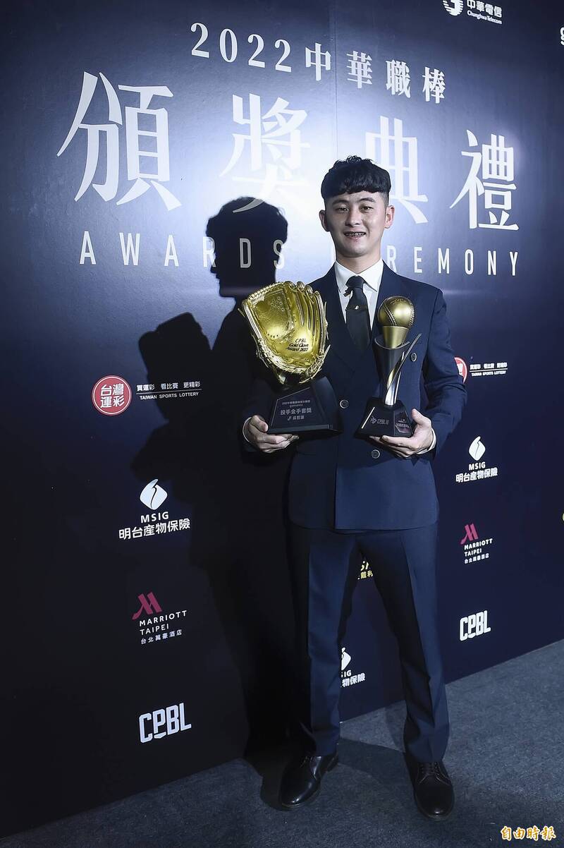中信兄弟吳哲源拿下年度最佳進步獎與金手套獎。（記者陳志曲攝）