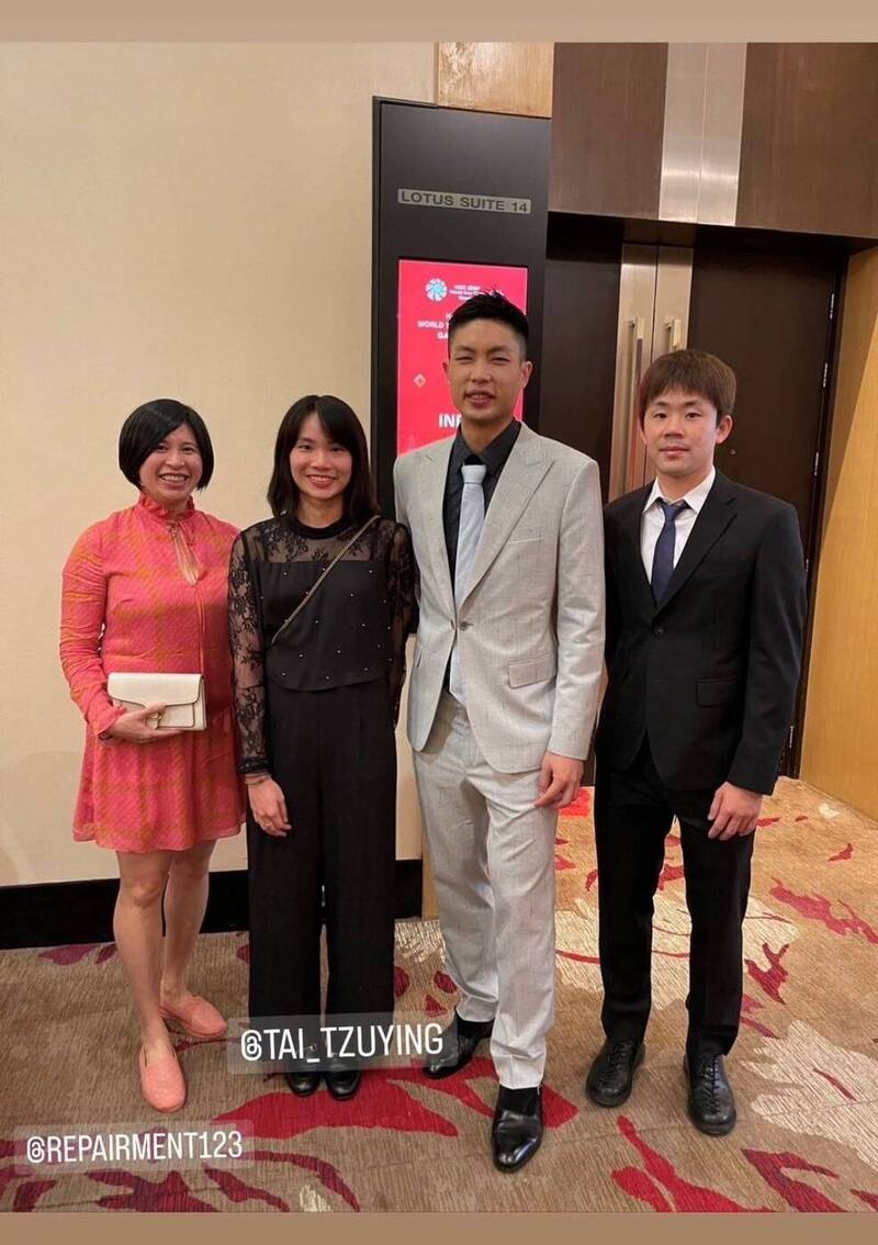 （左起）物理治療師高敏珊、戴資穎、周天成和教練賴建誠。（取自周天成IG）