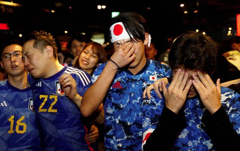東京球迷在輸球後難過落淚。（路透）