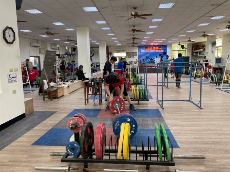 鼓山高中舉重館在企業贊助下，安裝空調，同時為廁所和牆面重新整修和粉刷。（高雄市教育局提供）