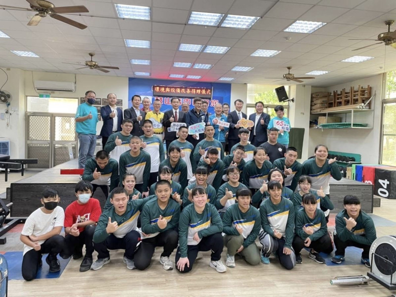 學生感謝12企業出資為舉重館裝設空調及改善浴廁環境。（高雄市教育局提供）