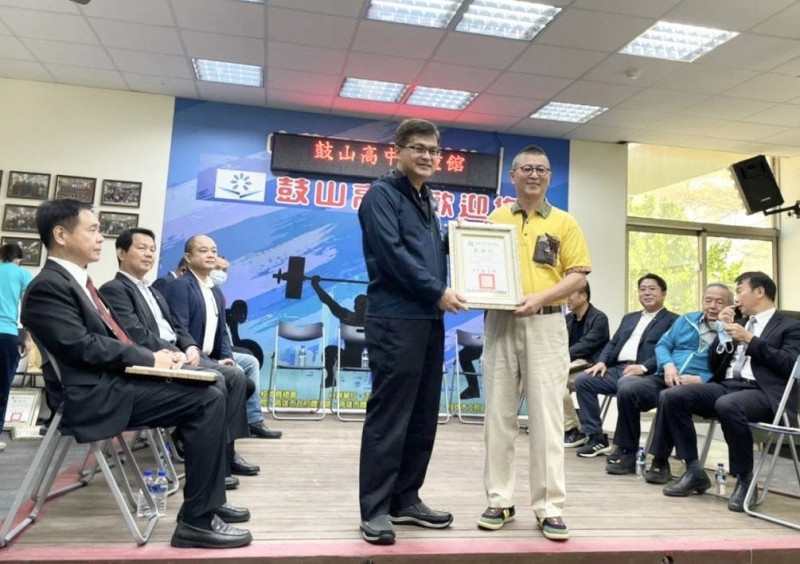高雄市教育局長謝文斌頒發感謝狀給企業。（高雄市教育局提供）