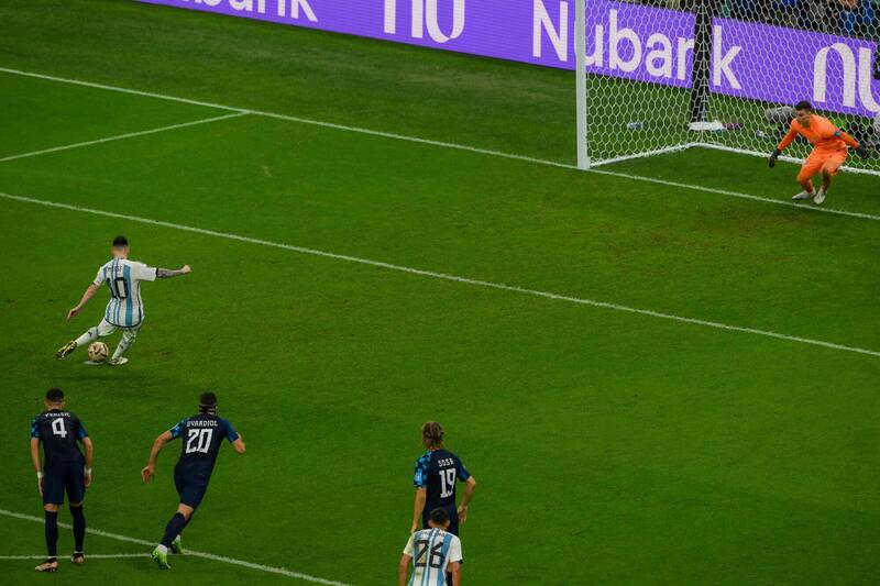 阿根廷獲得12碼罰球機會，由梅西操刀進球。（資料照，法新社）