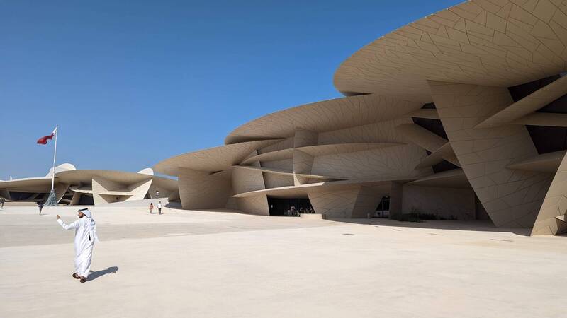 2019年落成的卡達國家博物館以「沙漠玫瑰」為建築靈感。（作者提供）
