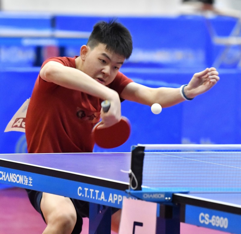 合庫小將高承睿逆轉黃建都，連3年入選國手。（桌協提供）
