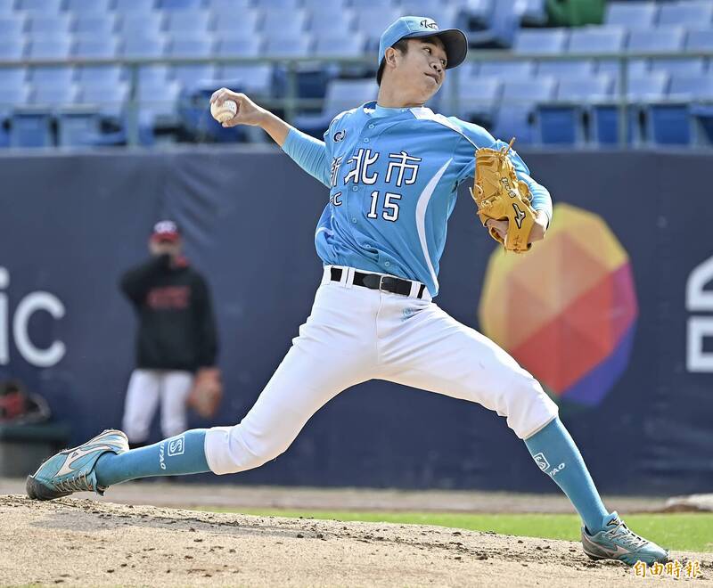 新北市藍先發投手張峻瑋完投七局只失一分，幫助球隊拿下勝利。（記者陳志曲攝）