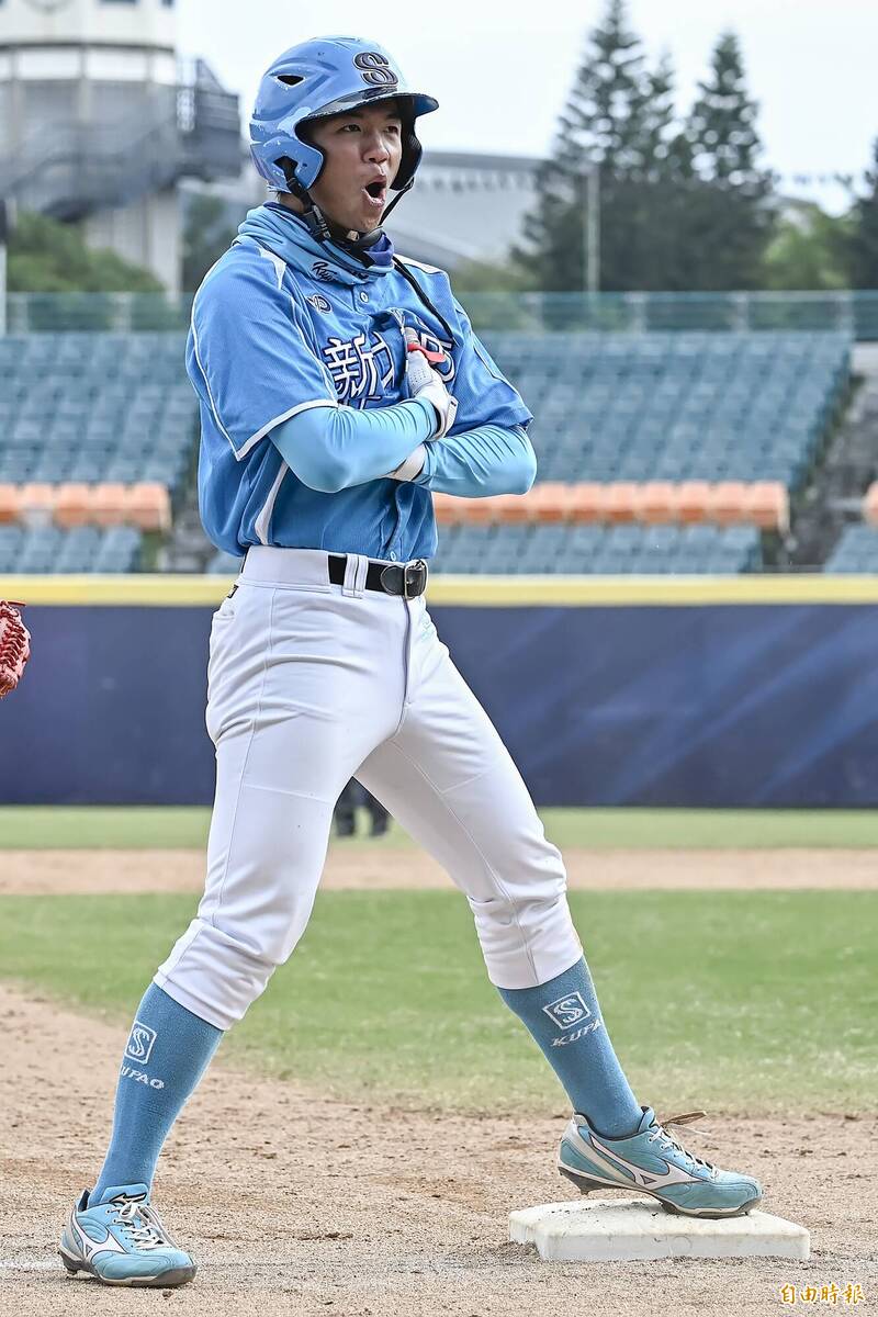 新北市藍劉俊緯敲出三壘安打，致敬姆巴佩慶祝動作。（記者陳志曲攝）