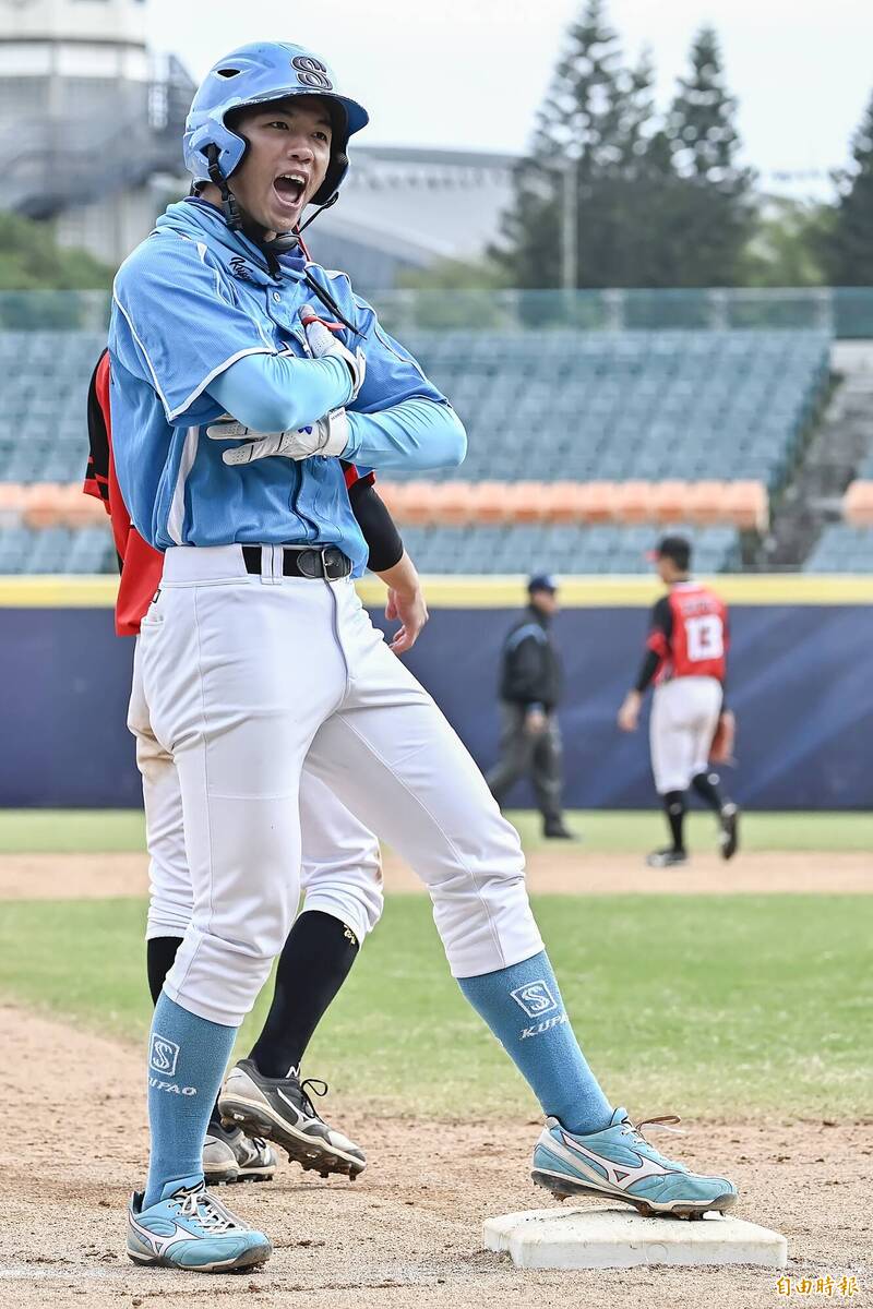新北市藍劉俊緯敲出三壘安打，致敬姆巴佩慶祝動作。（記者陳志曲攝）