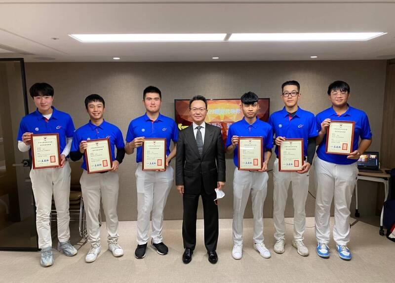 2023年國家代表隊選手與中華民國高爾夫協會王政松理事長授證合影。（高協提供）