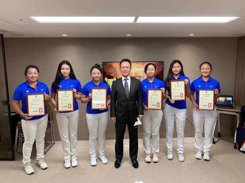 2023年國家代表隊選手與中華民國高爾夫協會王政松理事長授證合影。（高協提供）