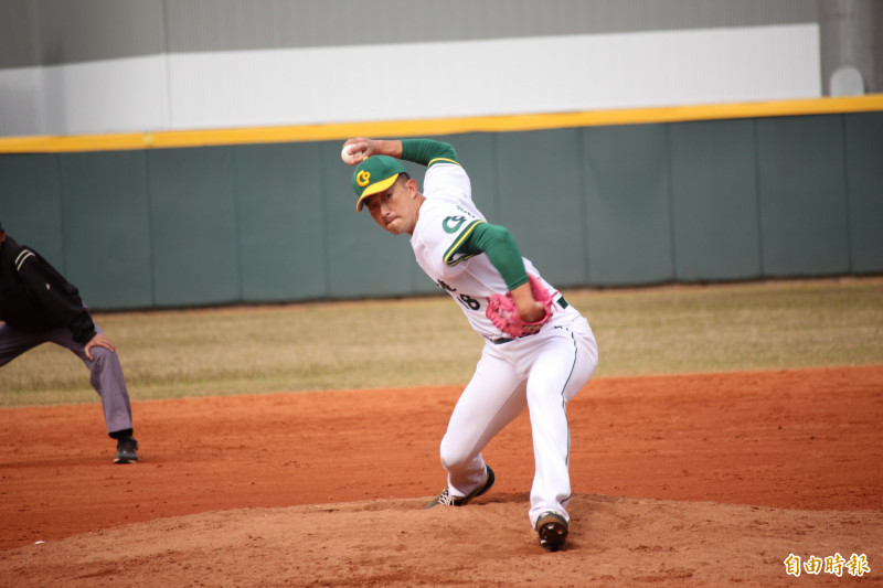 合庫王牌吳昇峰後援拿下勝投。（記者羅志朋攝）