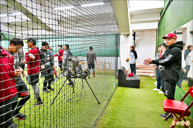 [新聞] 新球季熱機 龍、獅今跟進