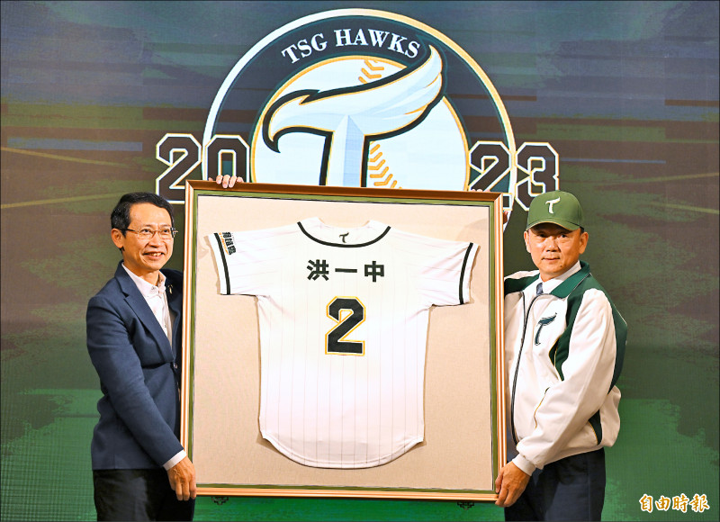 洪總（右）背號沿用招牌的2號，並喊出「3年打進季後賽，5年打進總冠軍戰」的目標。（記者林正堃攝）