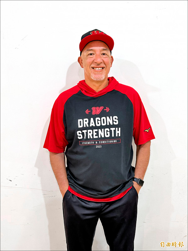 味全龍傳奇球星賈西昨向球隊報到。（記者龔乃玠攝）