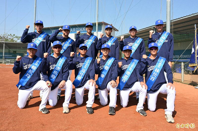 廖柏勳（前排左二）。（記者廖耀東攝）