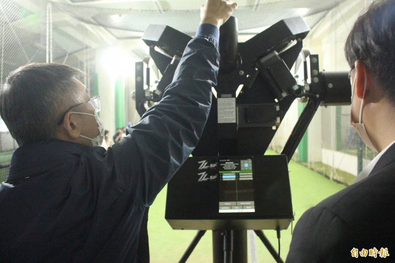 中職會長蔡其昌操作IPitch智慧型發球機。（記者羅志朋攝）