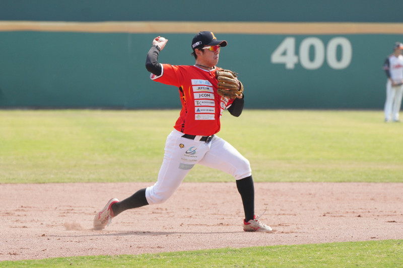 效力日本獨立聯盟的26歲內野手引木拓己，昨正式向統一獅報到測試。（統一獅提供）