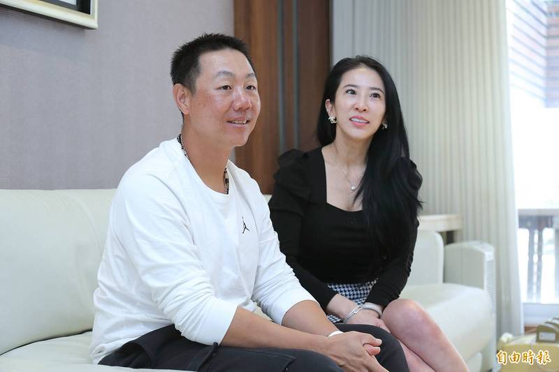 林益全與老婆林家嘉。（記者李惠洲攝）