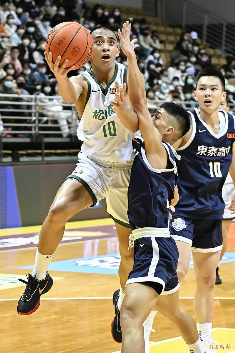松山高中林現惟（左）進攻籃框遭對手封阻。（記者陳志曲攝）