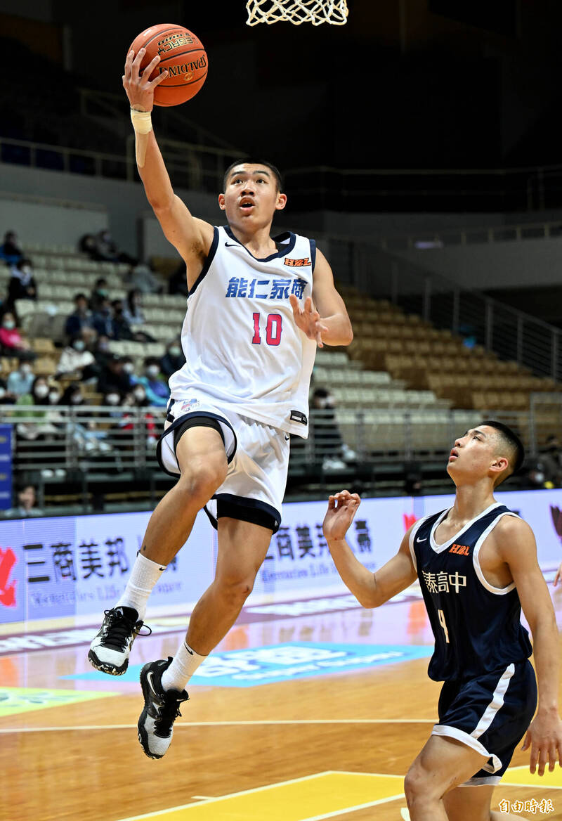 能仁王暐嘉上籃得分。 （記者林正堃攝）