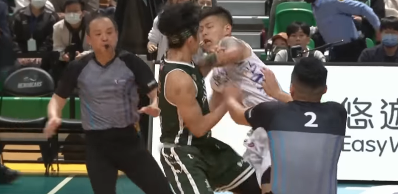 陳孝榕在比賽尾聲最後50秒時幹了蔣淯安一拐，讓蔣淯安動怒回擊，兩人爆發衝突。（取自影片）