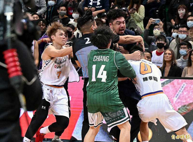 台啤助教林玠禾從板凳席衝出一路追打陳孝榕。（記者朱沛雄攝）
