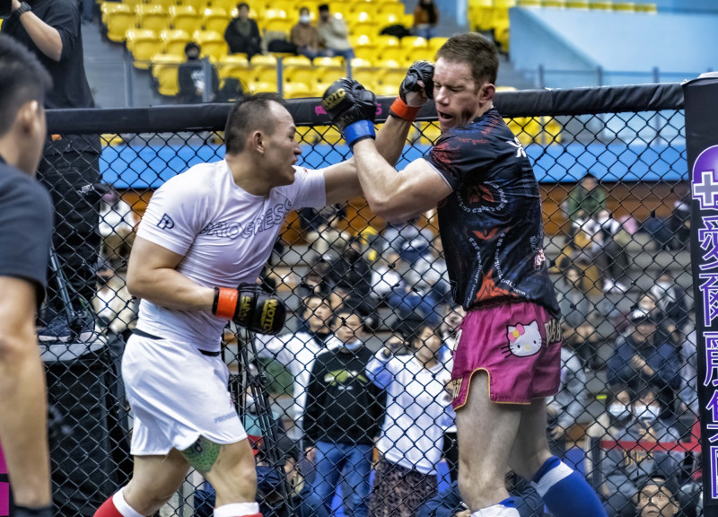 余至誠（左）和美國對手互轟引爆現場高潮。（大會提供）