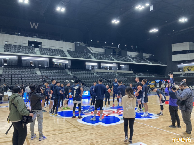富邦勇士抵達宇都宮市體育館練球。（記者吳孟儒攝）
