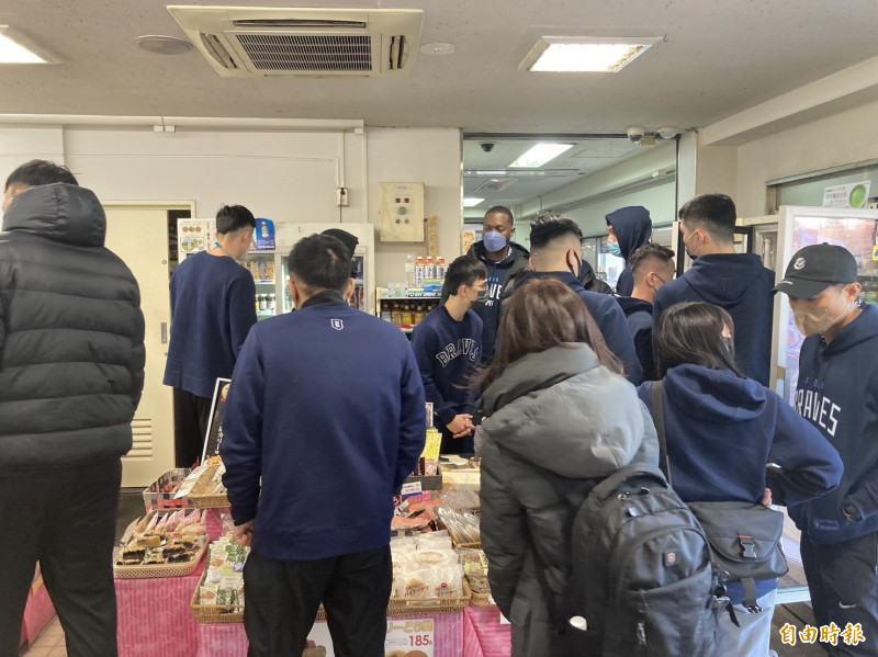 勇士隊在休息站商店買東西果腹。（記者吳孟儒攝）