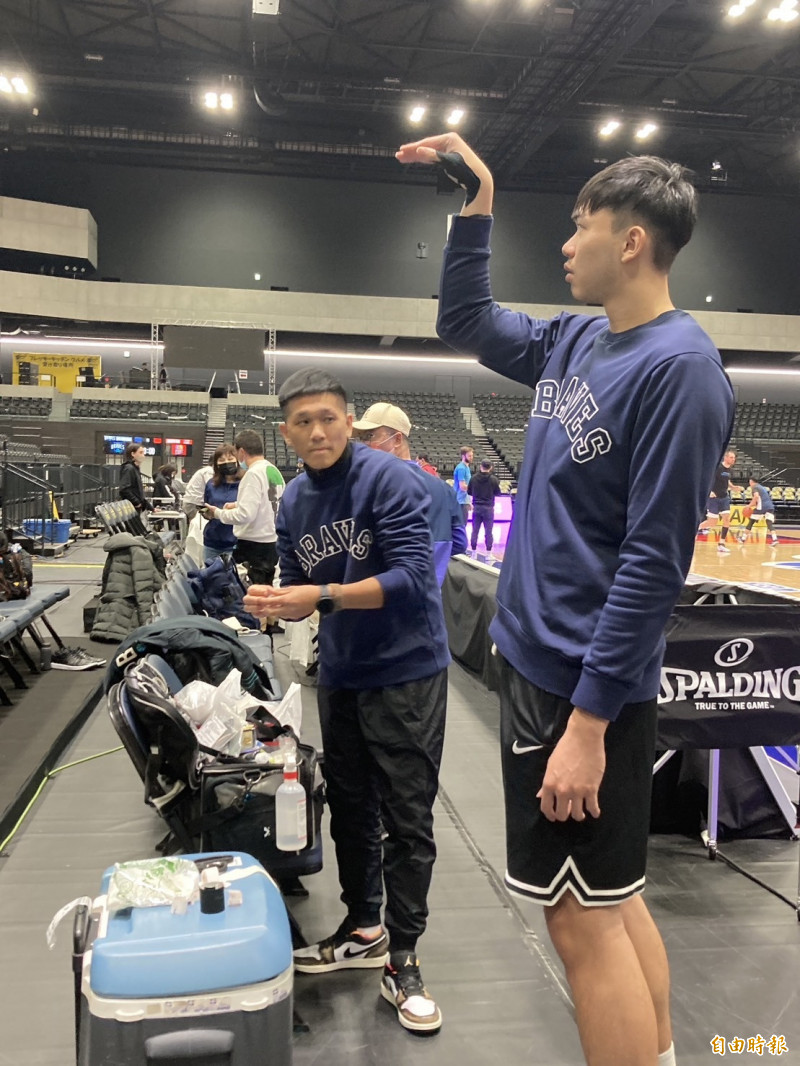 曾祥鈞賽前練球先進行貼紮。（記者吳孟儒攝）