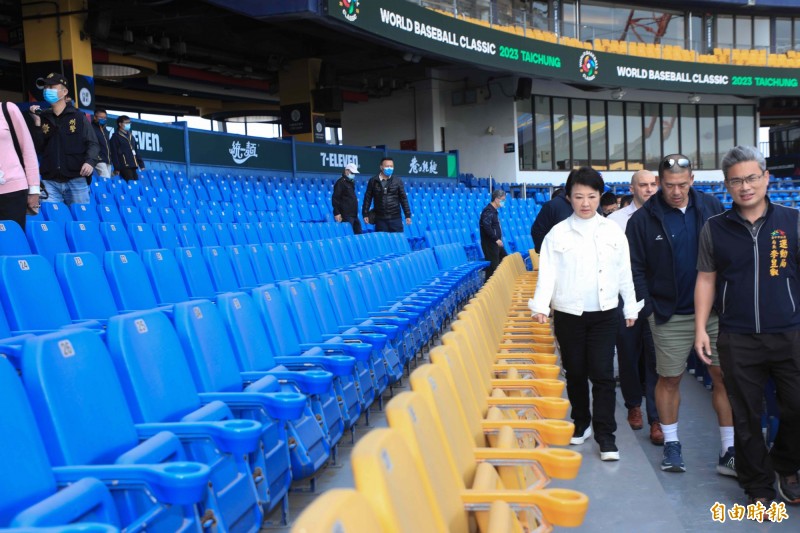 盧秀燕視察眾席地坪改善等設施。（記者蔡淑媛攝）