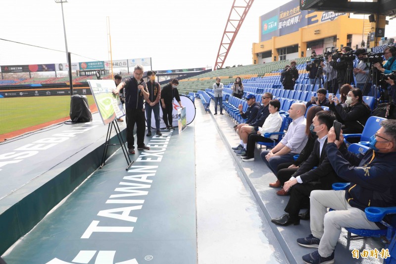 盧秀燕與MLB賽事總監Mickey Shupin共同視察洲際棒球場，聽取簡報。（記者蔡淑媛攝）