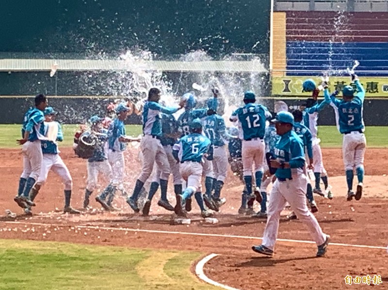 穀保家商在延長賽以1：0氣走普門中學，拿到木棒聯賽隊史第6冠。（記者徐正揚攝）