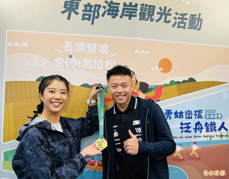 交通部觀光局東部海岸國家風景區管理處今天（9日）宣布今年度運動觀光系列活動開跑，更邀前FOX體育台主播侯以理（左）、亞運三鐵國手王威凱（右）分享鐵人三項競賽趣事及心得收穫。（記者陳心瑜攝）