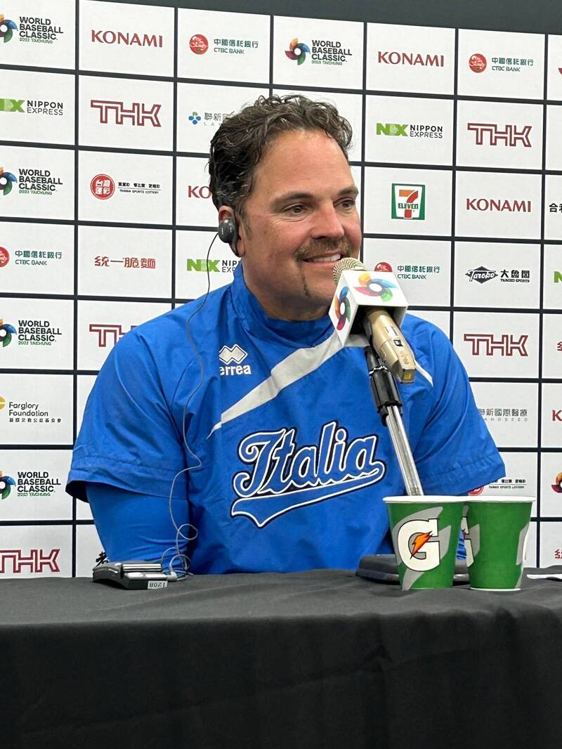 義大利總教練皮耶薩。（記者倪婉君攝）