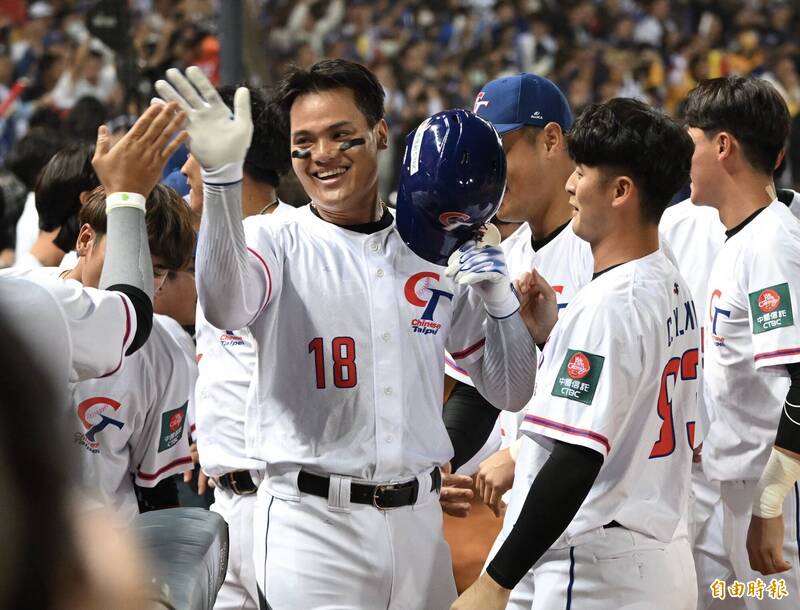 台灣隊張育成擊出追平轟。（記者廖耀東攝）