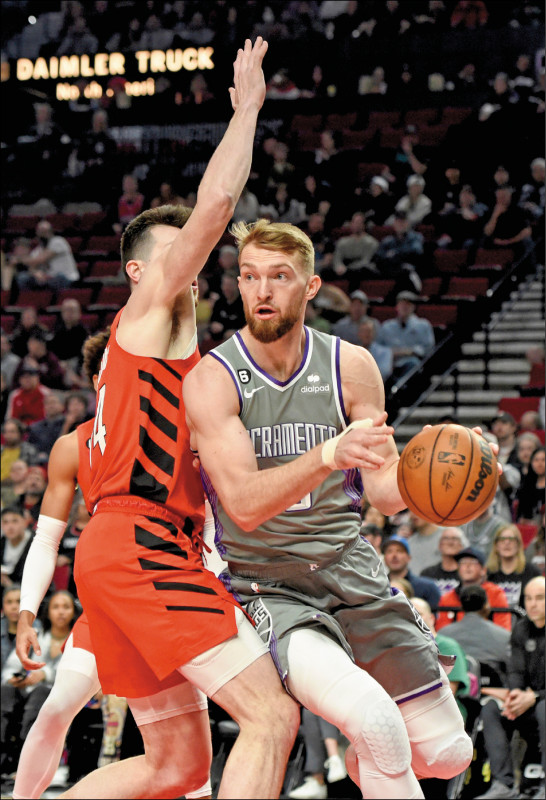 國王長人沙波尼斯（右）一同帶領國王晉級季後賽。 （美聯社）