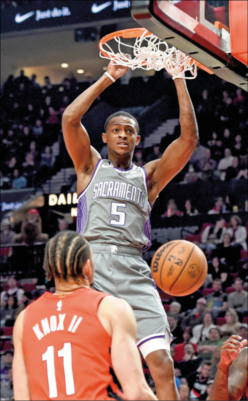 國王一哥福克斯（右）率領國王晉級季後賽。 （美聯社）