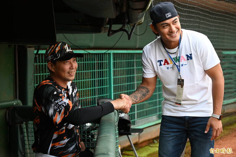 林子偉（右）向林岳平總教練問候。（記者李惠洲攝）