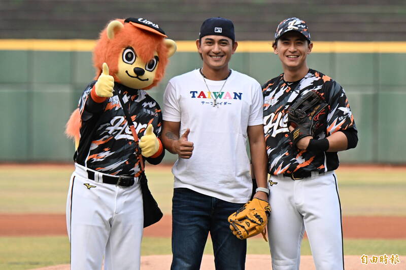 林子偉（中）開球。（記者李惠洲攝）