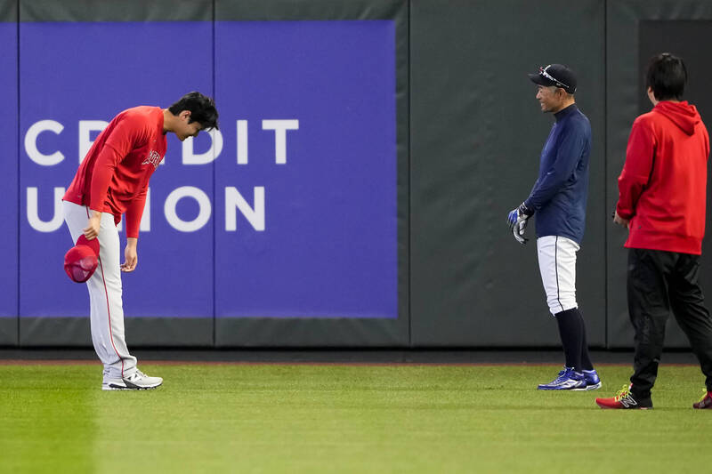 大谷翔平向鈴木一朗打招呼。（美聯社）