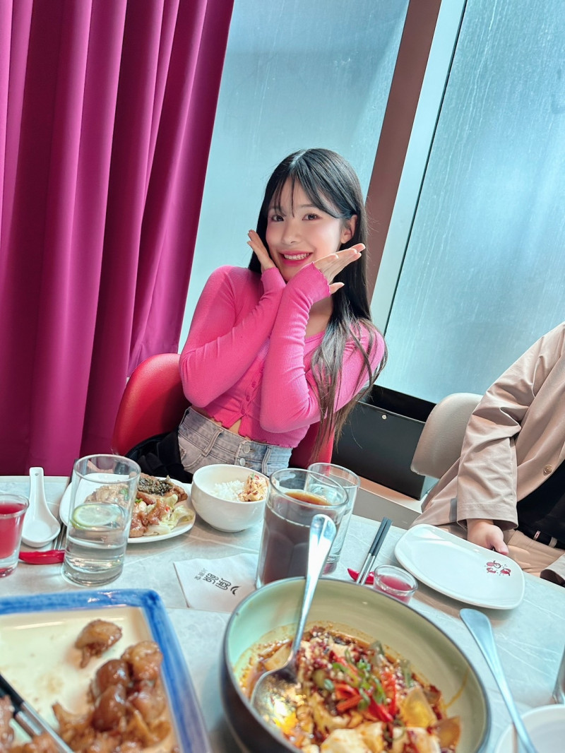 李多慧來台先嚐台灣美食。(樂天桃猿提供)