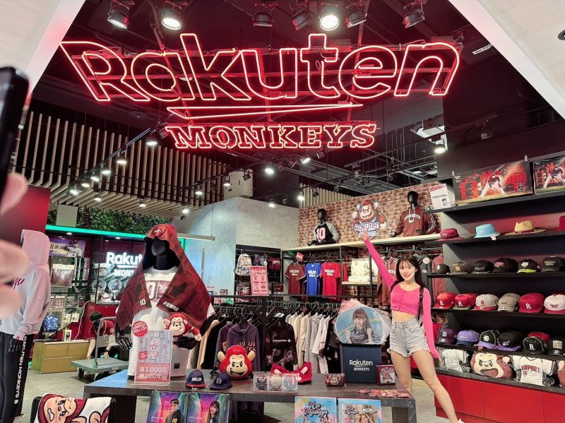 李多慧來台先嚐台灣美食。(樂天桃猿提供)