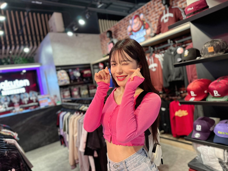 李多慧來台先嚐台灣美食。(樂天桃猿提供)